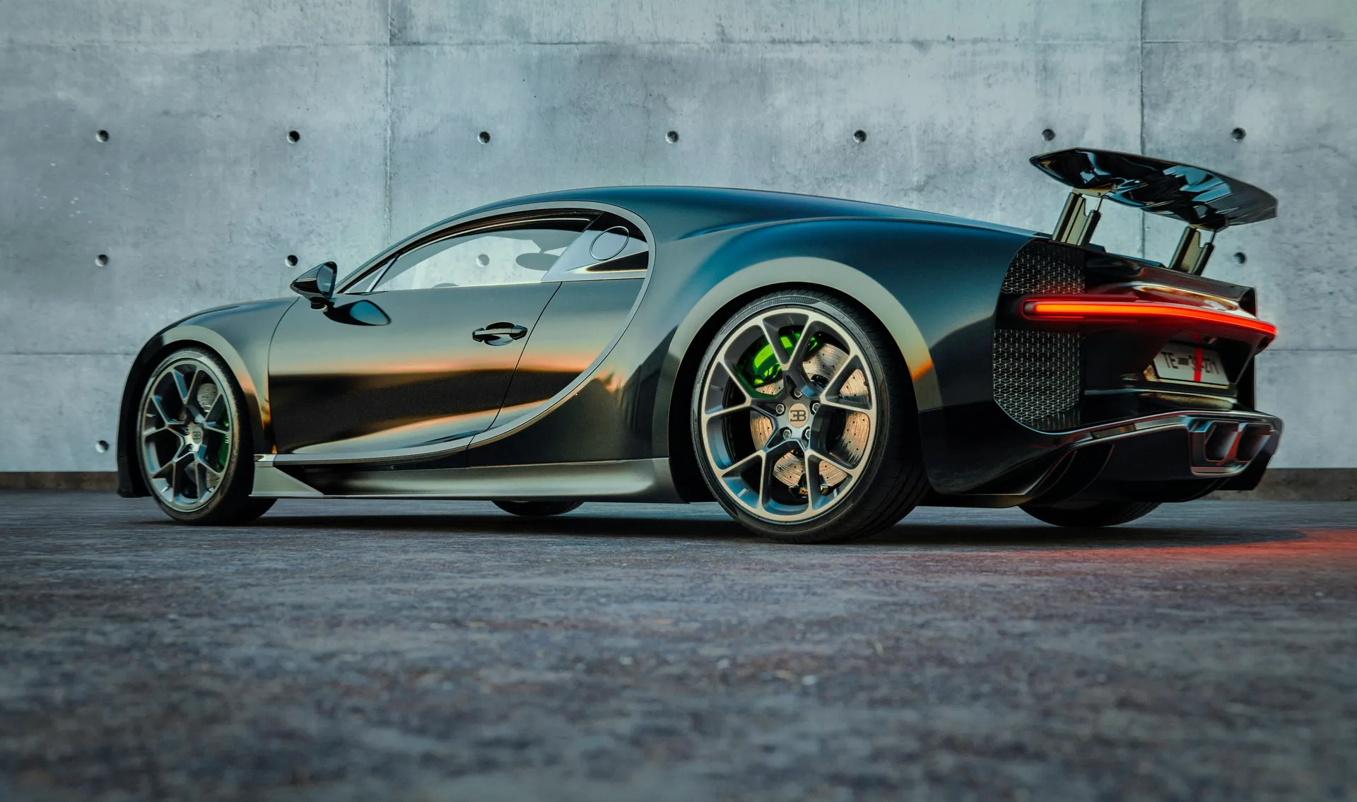 Model van een automerk in de hero van de website